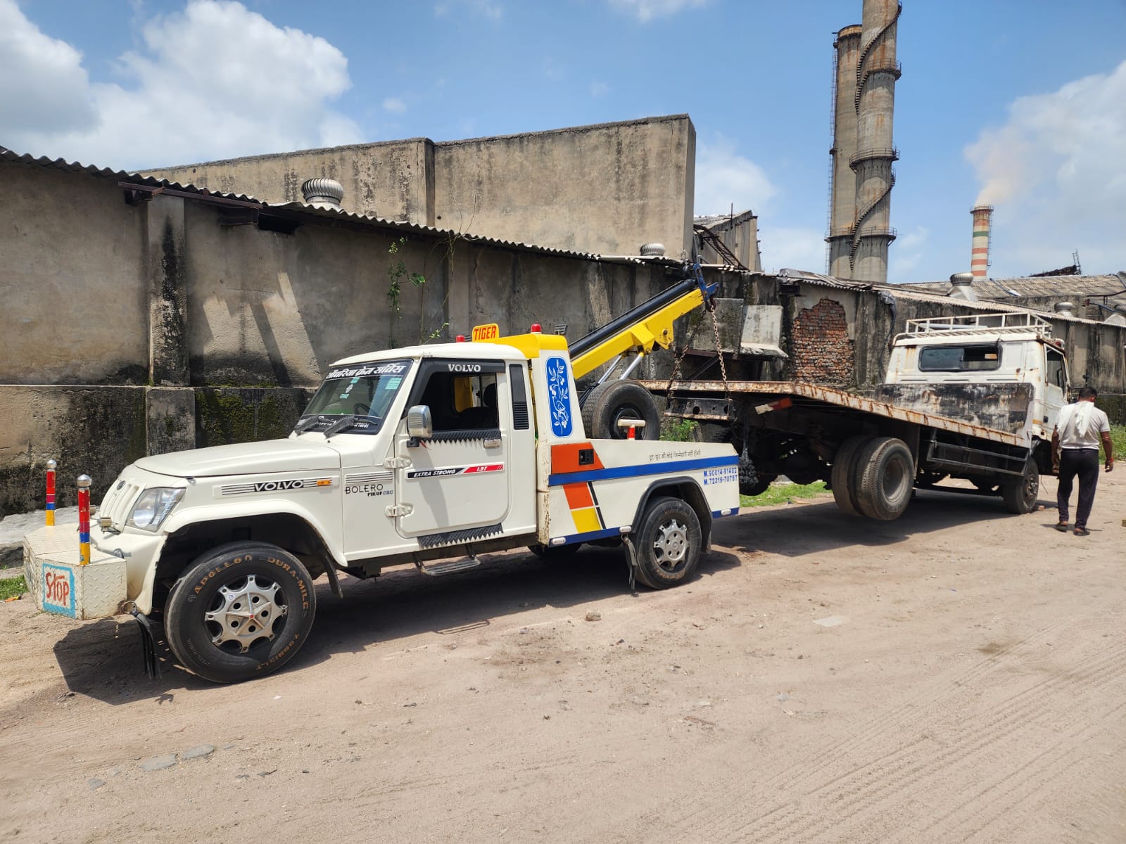 Monu Crane Service tow truck recovering a commercial vehicle
